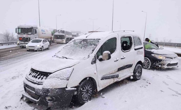 TEM’de 20 araç ve 4 tırın karıştığı kazada 5 kişi yaralandı