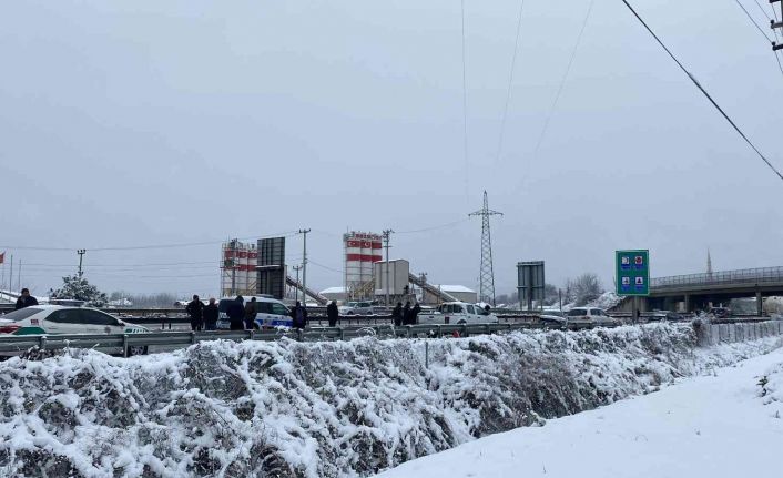 TEM’deki kaza sonrası İstanbul istikametini trafiğe açmak için çalışmalar sürüyor
