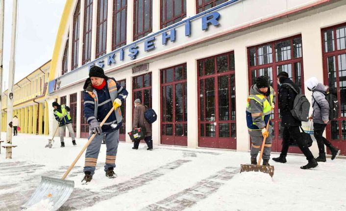 Tepebaşı’nda karla mücadele 7-24 sürüyor