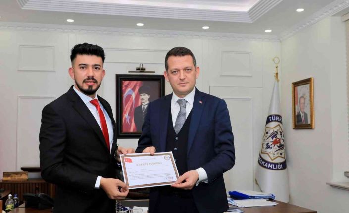 Tesadüfen girdiği eczanede cezai firarisini tek başına yakalayan JASAT personeline ödül