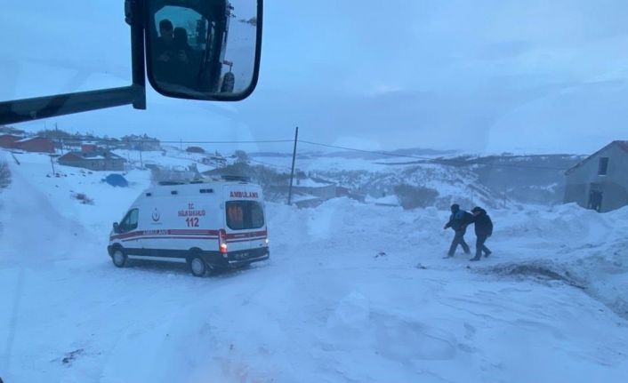 Tipi nedeniyle yolda kalan ambulans ile 20 araç kurtarıldı