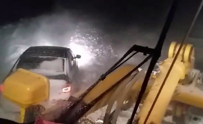 Tipide araçlarıyla mahsur kalan vatandaşları karla mücadele ekipleri kurtardı