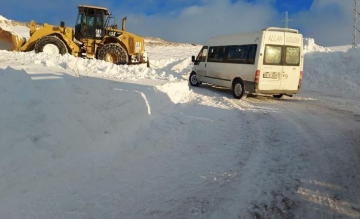 Tipide mahsur kalan öğrenci ve vatandaşlar, 5 saatlik çalışma sonunda kurtarıldı