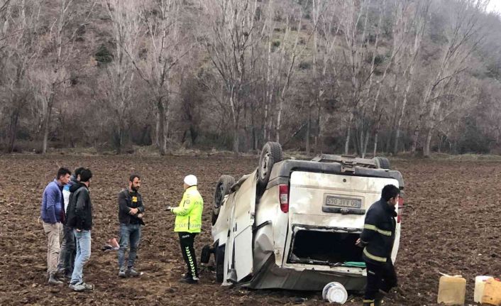 Tokat’ta minibüs tarlaya devrildi: 2 yaralı