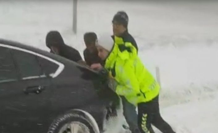 Tokat’ta tipiden dolayı yolda kalan araçlara polisler yardım etti