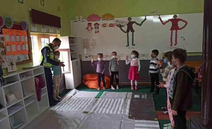 Trafik dedektifleri projesi kapsamında öğrencilere eğitim verildi
