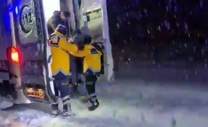 Tunceli’de mahsur kalan hamile kadının ve sağlık ekiplerinin yardımına jandarma koştu