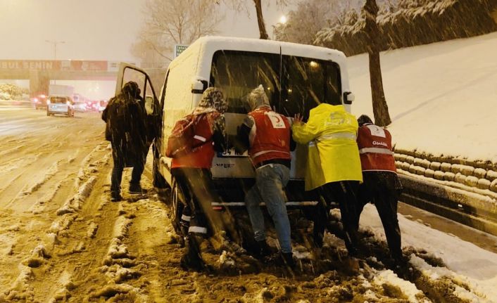 Türk Kızılay ekipleri, İstanbul’daki kar yağışından etkilenen vatandaşlara destek oluyor
