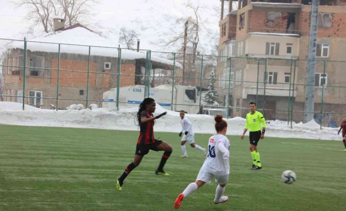 Turkcell Kadın Futbol Süper Ligi: Hakkari Gücü Kadın Takımı: 1 - Fatih Karagümrük: 1