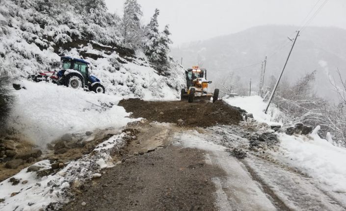 Türkeli’de köy yolu çöktü
