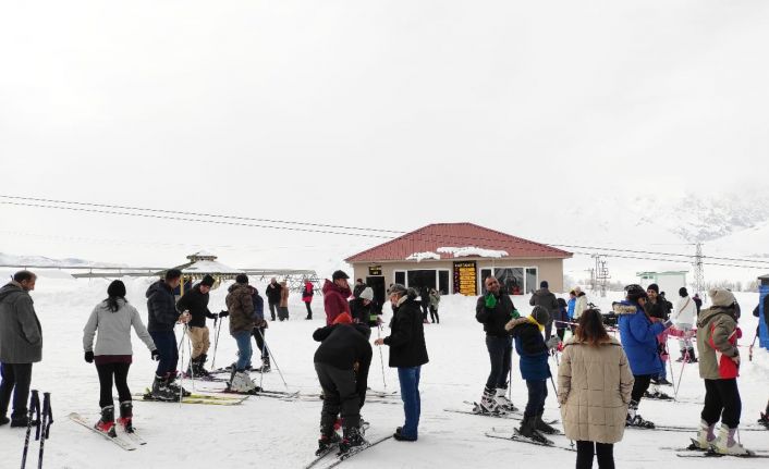 Türkiye’de kar kalınlığı en yüksek çıkan Ovacık Kayak Merkezi, kayakseverleri ağırlıyor