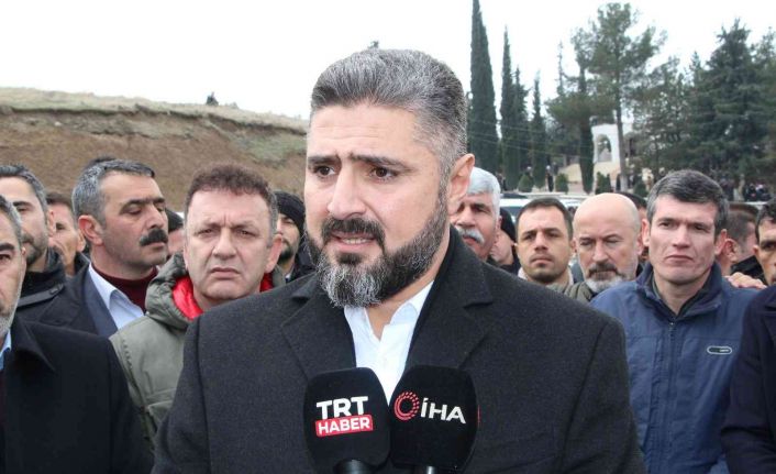 Türkiye’nin birçok farklı ilinden gelen binlerce kişi yüzlerce metrelik mevlit sofrasında buluştu