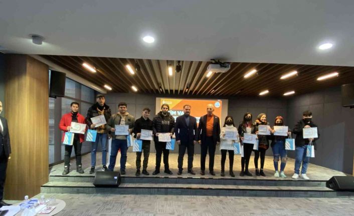 Ümraniye’de “İşim Var Okula Gidiyorum” projesinde karne ve sertifika heyecanı yaşandı