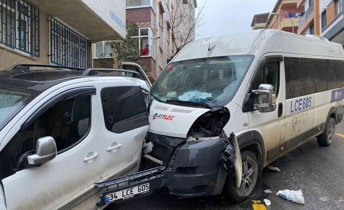 Ümraniye’de kontrolden çıkan okul servisi 4 araca çarptı: 3 öğrenci yaralandı