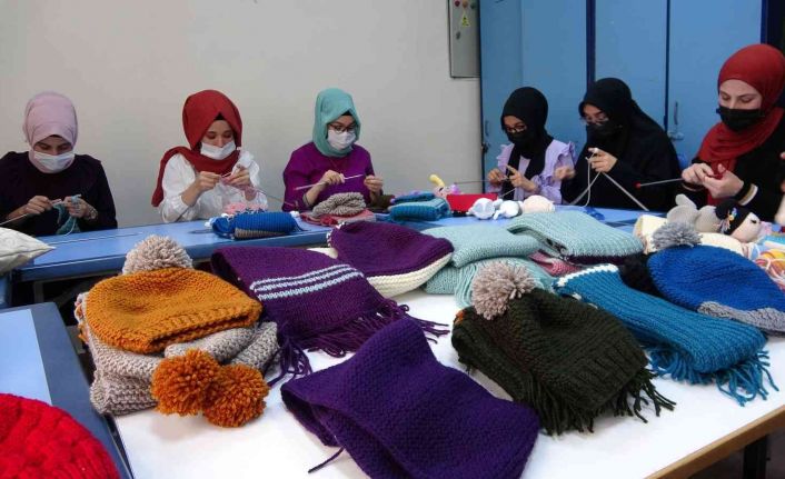 Üniversiteli öğrenciler ördükleri atkı ve berelerle köy okulundaki öğrencileri ısıtıyor