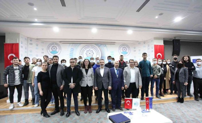 Üniversiteliler, Bursa AB Bilgi Merkezi ile sosyal medyada dezenformasyonu konuştu