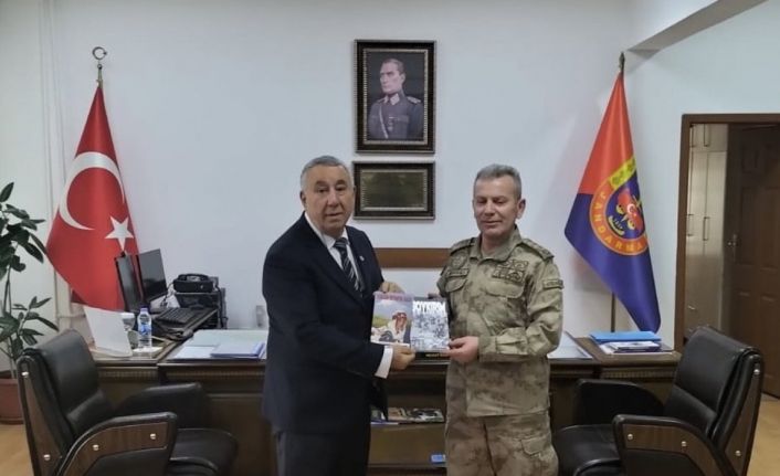 Ünsal, Soykırım ve Yüreğim Erivan’da Kaldı romanını Jandarma Komutanına hediye etti