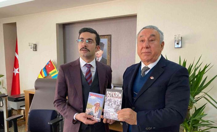 Ünsal “Soykırım ve Yüreğim İrevan’da Kaldı” romanını kaymakam Köroğlu’na hediye etti