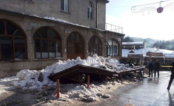 Üzerinde kar biriken caminin sundurması cemaatin üzerine düştü: 5 yaralı