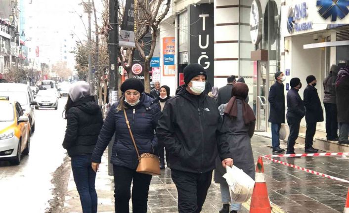Vaka yoğunluğu en çok artan 10 il arasına giren Elazığ’da vatandaşlar, kuralların ve aşının önemine dikkat çekti