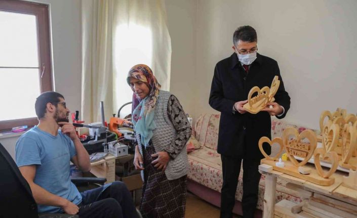 Vali Çelik, tekerlekli sandalyeye mahkum Ali Durmaz’ın çalışma azmine hayran kaldı