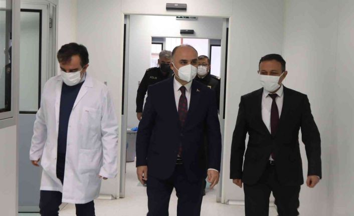 Vali Günaydın’dan ERÜ Aşı Araştırma ve Geliştirme Uygulama Merkezi’ne ziyaret
