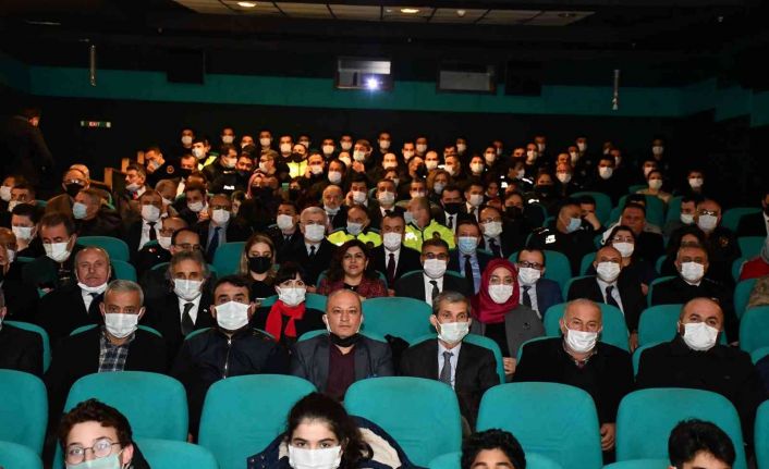 Vali Gürel öğrencilerle birlikte ‘Kesişme; İyi ki Varsın Eren’ filmini izledi
