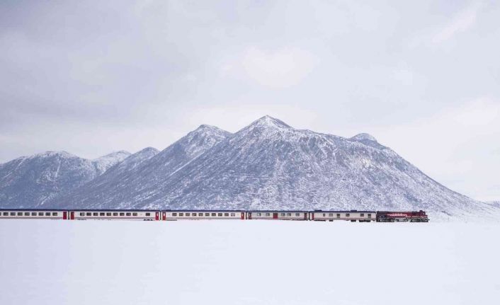 Van Gölü Ekspresinin Kirkor Dağı eteklerindeki muhteşem görüntüsü büyülüyor