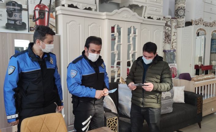 Van polisi vatandaşlara KADES’ ile dolandırıcılık konularını anlatıyor