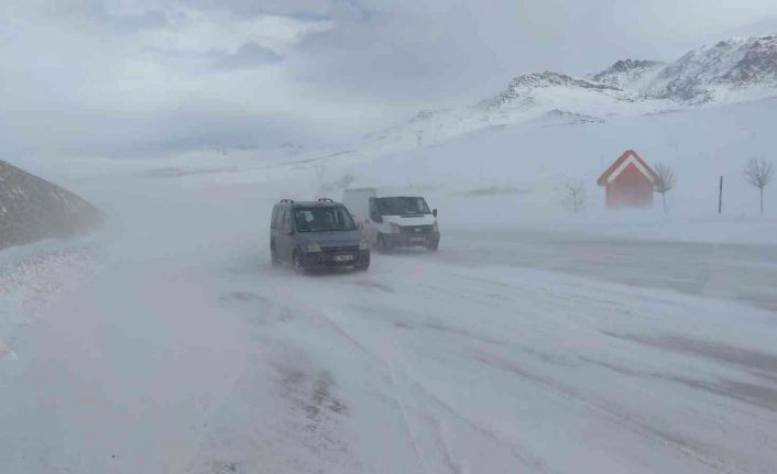 Van’da kar yağışı ve tipi Kurubaş Geçidi’nde etkili oluyor