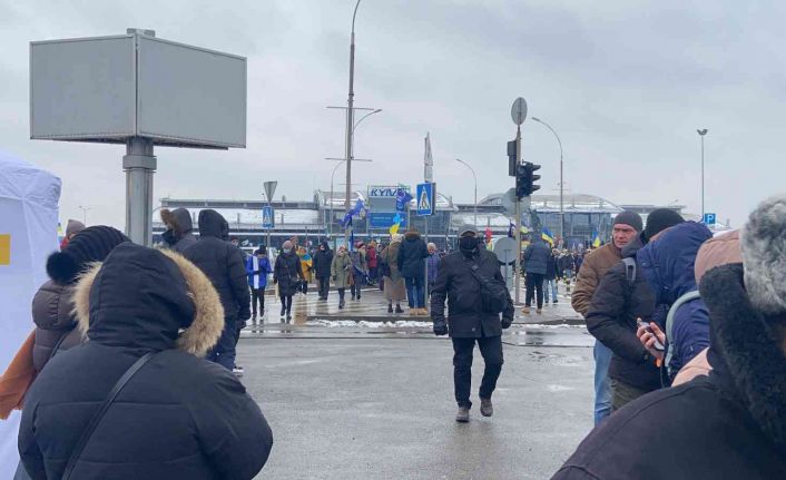 Vatana ihanet ile suçlanan eski Ukrayna Devlet Başkanı Poroşenko ülkeye döndü