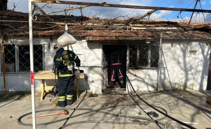 Yangında mahsur kalan iki kişiyi itfaiye kurtardı