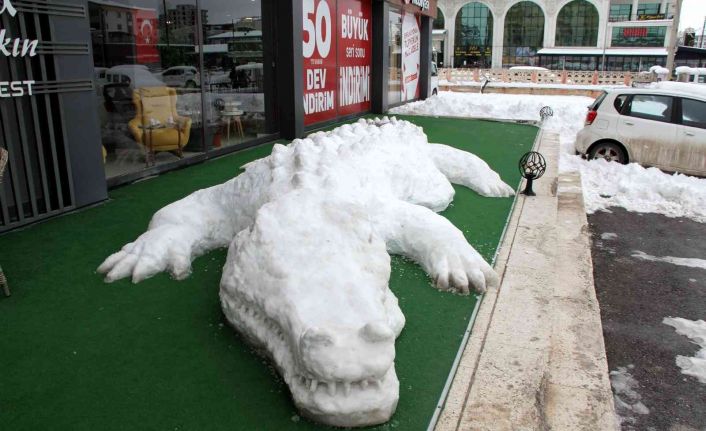 Yapımı 6 saat sürdü 11 metre uzunluğunda, görenler dönüp  bir daha baktı