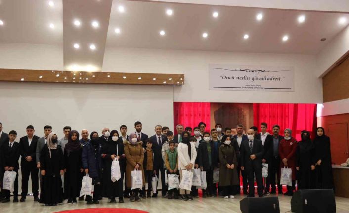 Yarışmada dereceye giren imam hatiplilere ödül verdi