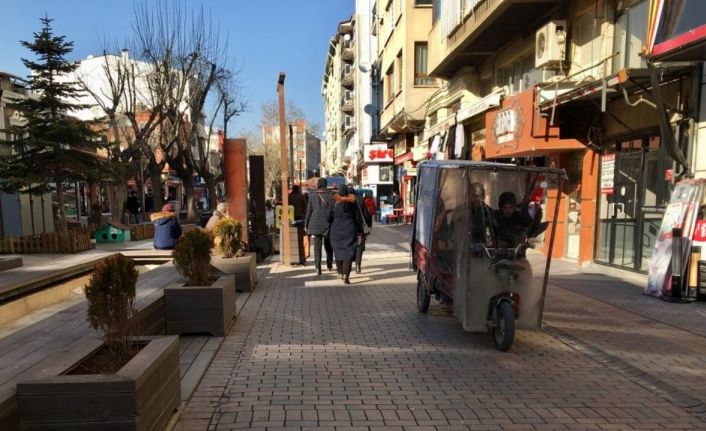 Yaya yollarında kural tanımayan motosikletler