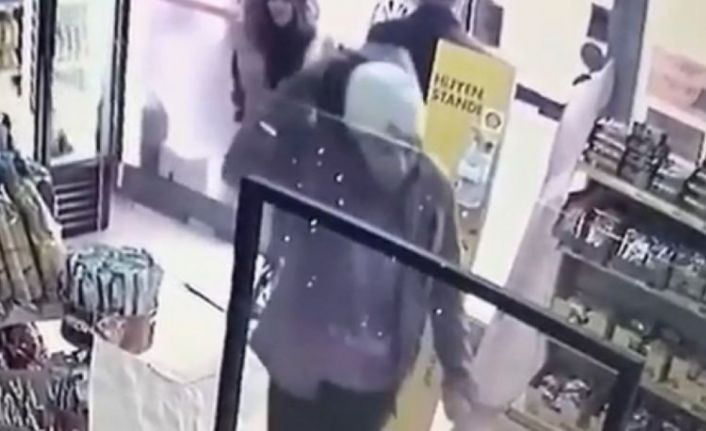 Yerde buldukları kartla pişkin pişkin alışveriş yapan şahısları sosyal medya ele verdi