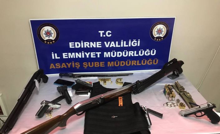 Yılbaşına silah gösterileriyle girip polise silah sıkmışlardı, evlerden cephanelik çıktı: 11 gözaltı