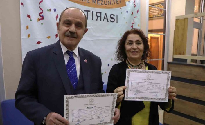 Yıllar sonra eğitimlerini tamamladılar: Biri 71, diğeri 67 yaşında lise diploması aldı