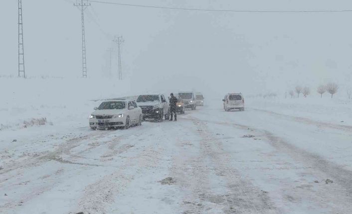 Yoğun kar yağışı ve tipi nedeniyle Kurubaş Geçidi ulaşıma kapatıldı