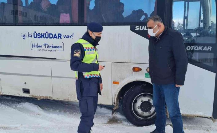 Yolcu otobüsüne gizlice bindi, emniyet kemeri takmayan yolcuları uyardı