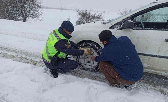 Yolda kalan araçlara zincir takan güvenlik güçlerinden sürücülere çorba ikramı