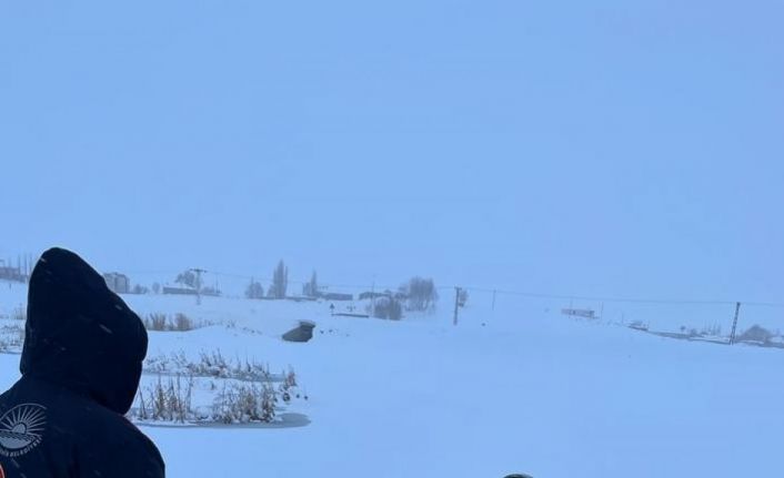 Yoldan çıkan taksi takla attı, donma tehlikesi geçiren sürücü yaralı kurtarıldı