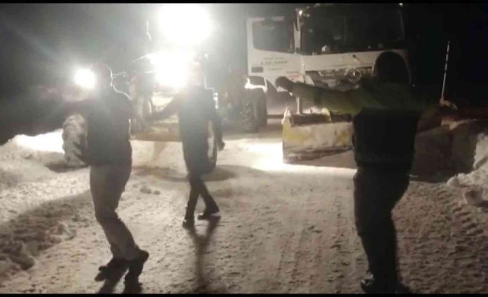 Yozgat’ta 247 köy yolunu ulaşıma açtılar, sevinçlerini oyun havası eşliğinde gösterdiler