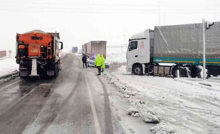 Yozgat’ta kar ulaşımı aksattı, çok sayıda tır ver araç yolda kaldı