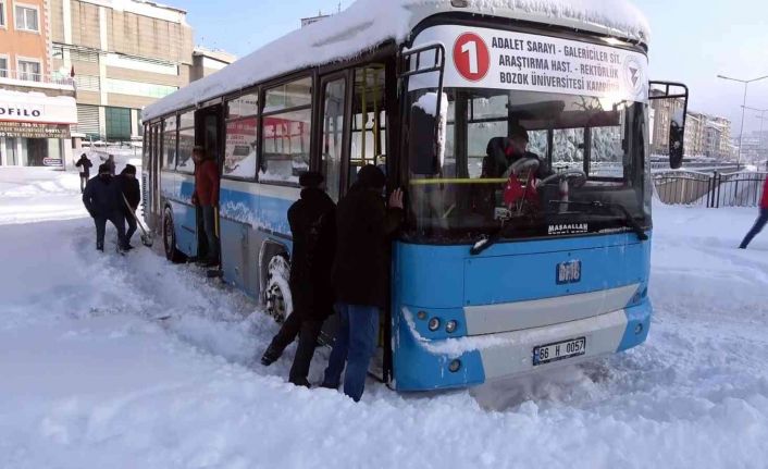 Yozgat’ta karla kaplı yollarda araçlar mahsur kaldı, özel halk otobüsü kara saplandı