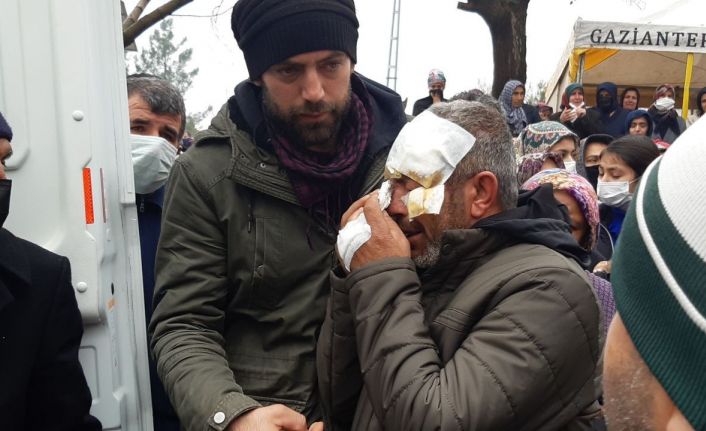 Yüzü gözü sargılar içerisinde, kazada ölen karısı için gözyaşı döktü