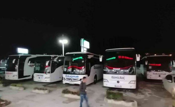 16 saattir kar ve tipi nedeniyle kapalı olan yolda sürücüler dinlenme tesislerinde bekliyor