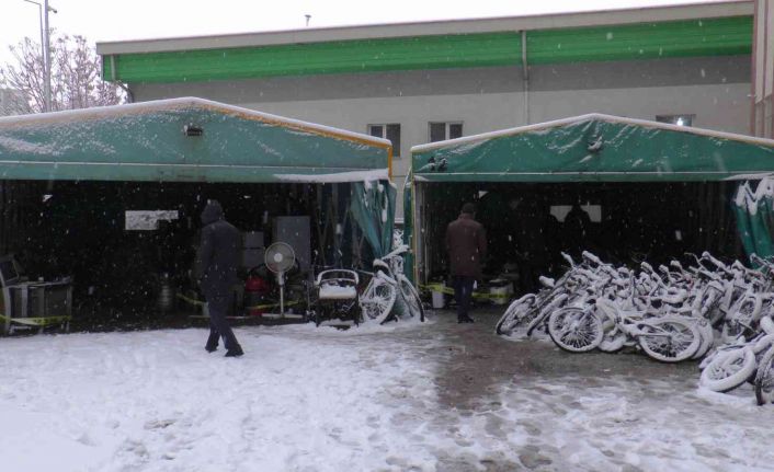 20 kamyonet çalıntı malzeme emniyet bahçesinde sergilendi, sahiplerini bekliyor