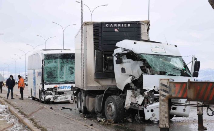 2’si çocuk 15 kişinin yaralandığı kazada enkaz kaldırma çalışması sürüyor