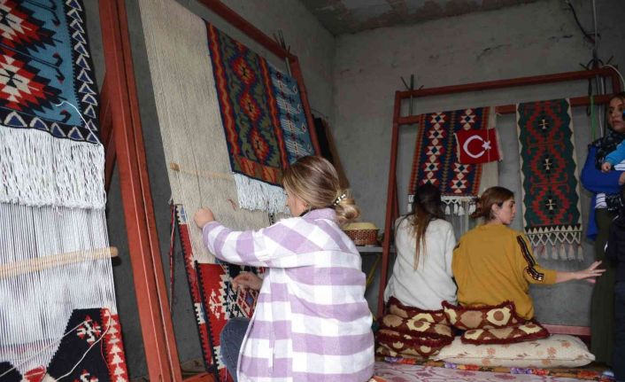 300 yıllık kilim yolculuğunda ilmek ilmek el emeği, göz nuru: Hazırlanışı bir ayı buluyor